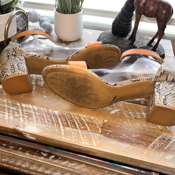 Chinese Laundry ankle strap block heel sandal snake print with tan straps - Picture 10 of 11